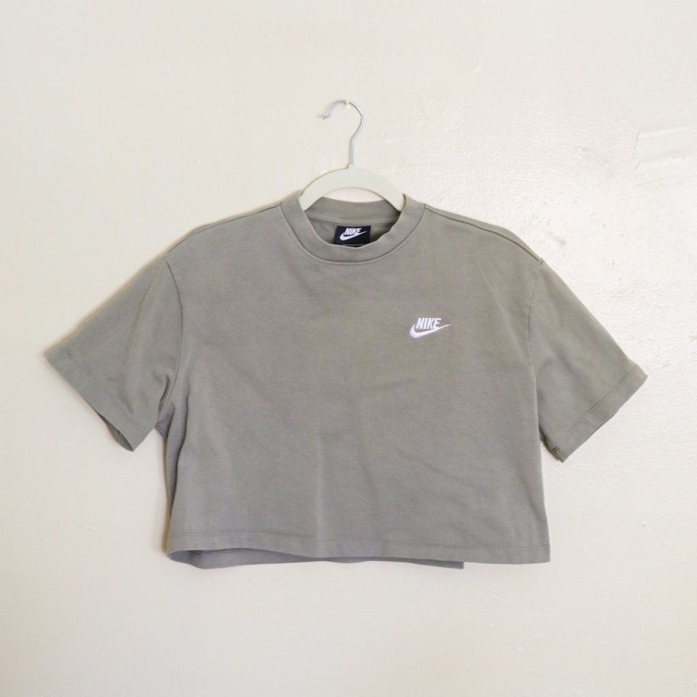 Nike Cropped T-Shirt (Women's Medium)
